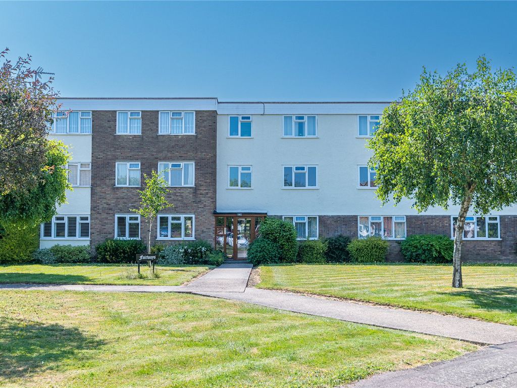 3 bed flat for sale in Fairways, Wyatts Drive, Thorpe Bay, Essex SS1, £375,000