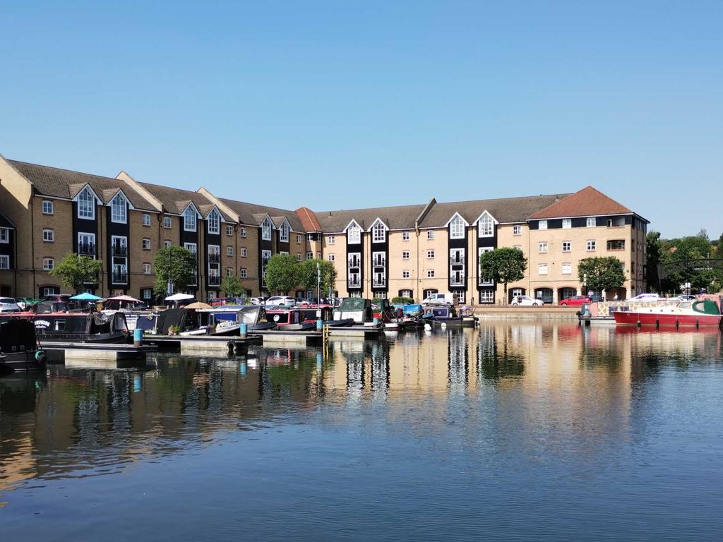 2 bed flat for sale in Evans Wharf, Apsley Lock HP3, £310,000