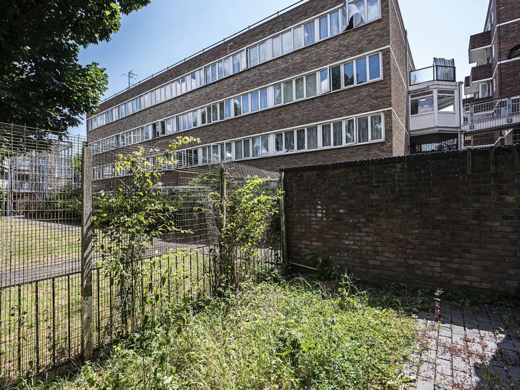 2 bed flat for sale in Clovelly Way, Stepney, London E1, £380,000