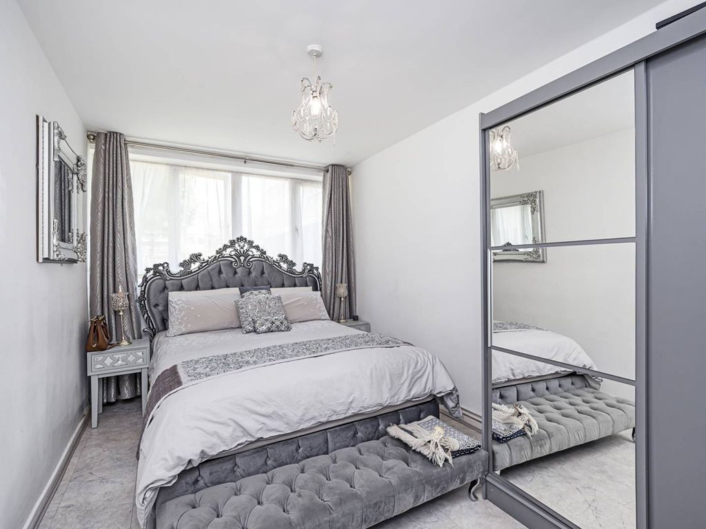 2 bed flat for sale in Clovelly Way, Stepney, London E1, £380,000