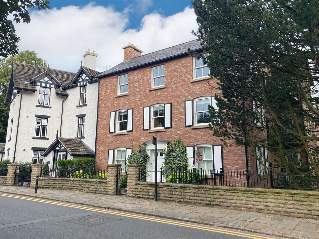 3 bed flat for sale in The Village, Prestbury, Macclesfield SK10, £759,950