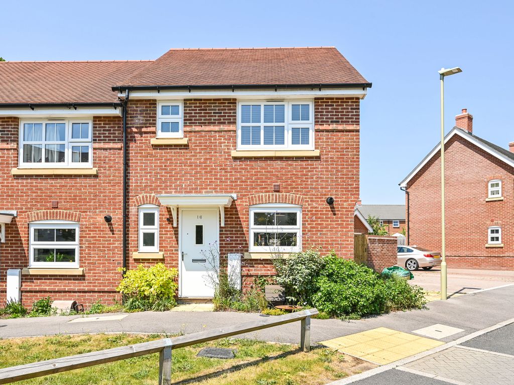 3 bed end terrace house for sale in Farm Drive, Petersfield, Hampshire GU31, £450,000