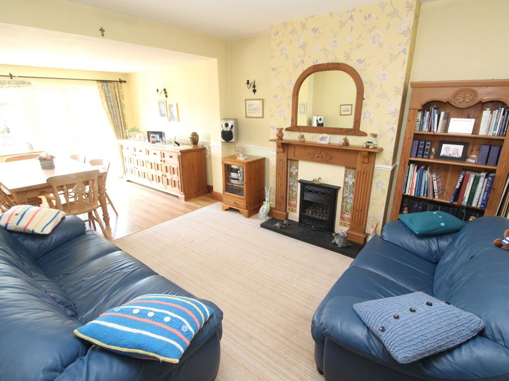 4 bed detached house for sale in Little Glen Road, Glen Parva, Leicester LE2, £399,950