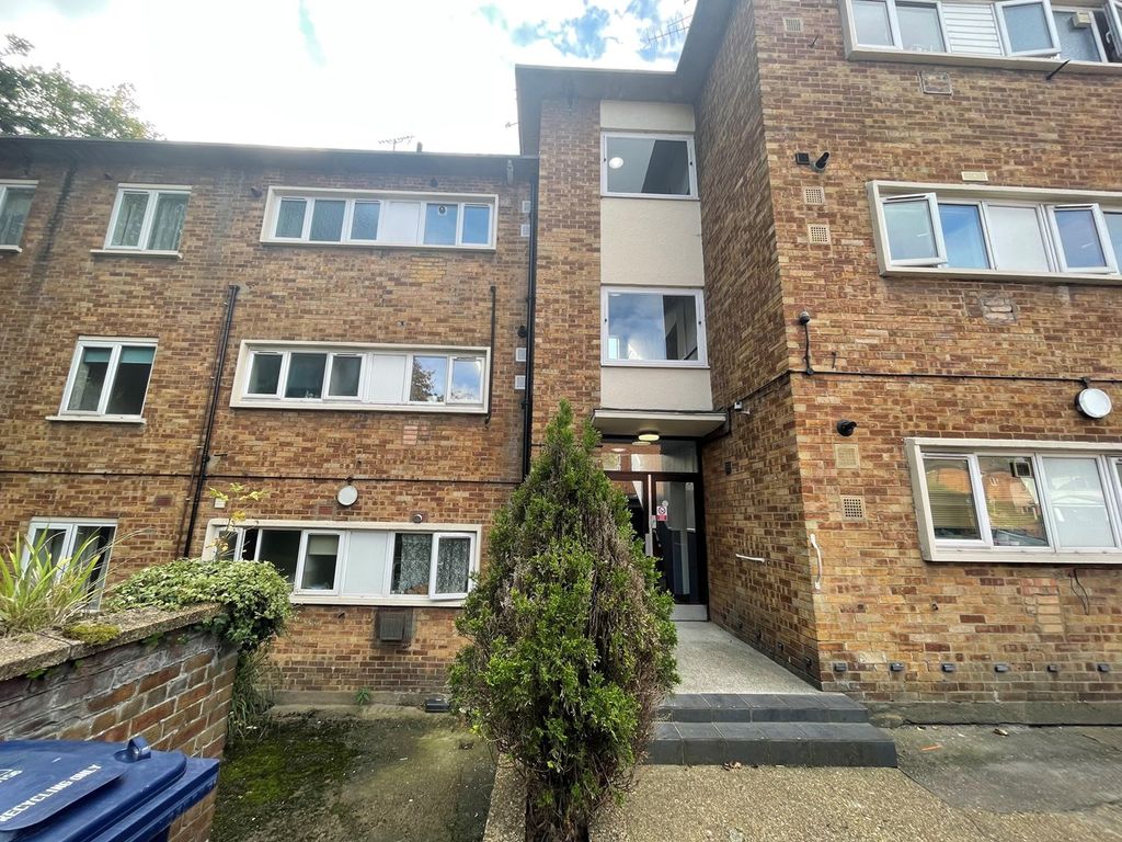 3 bed flat for sale in 2 Manor Hall Drive, London NW4, £450,000