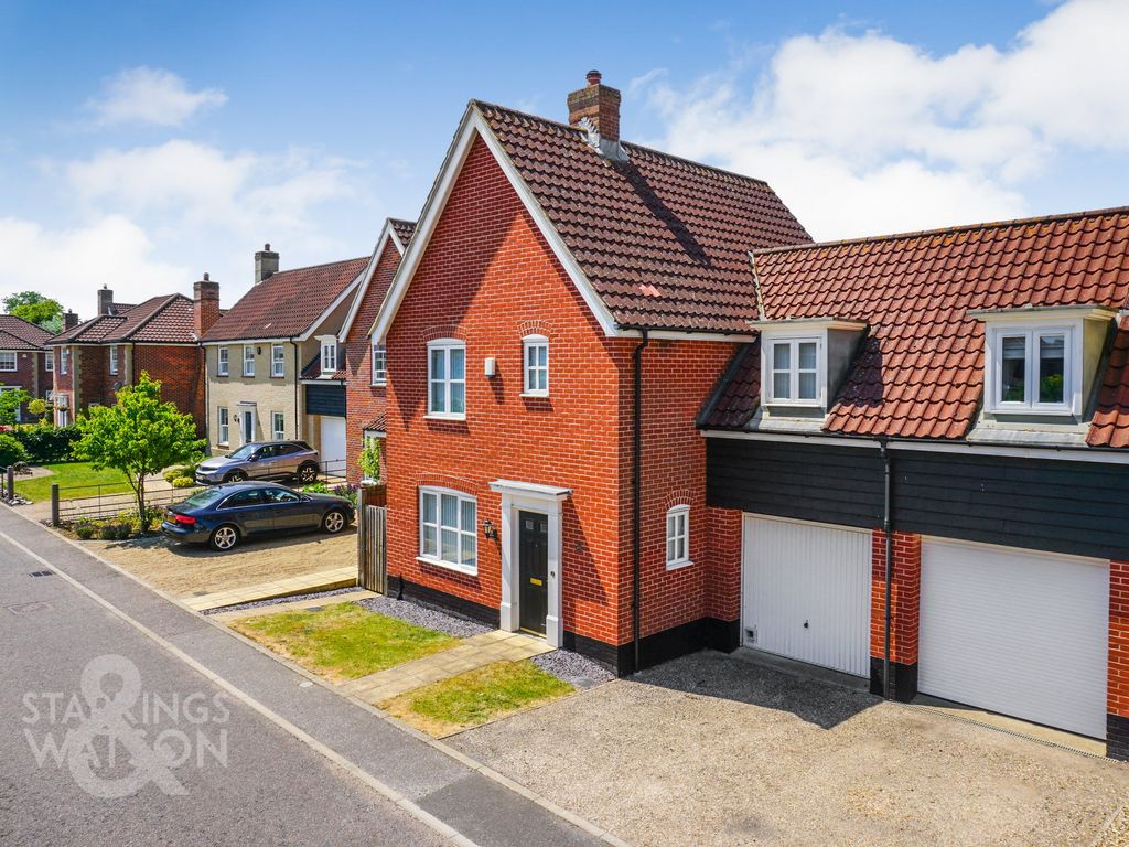 3 bed link-detached house for sale in Sowdlefield Walk, Mulbarton, Norwich NR14, £425,000