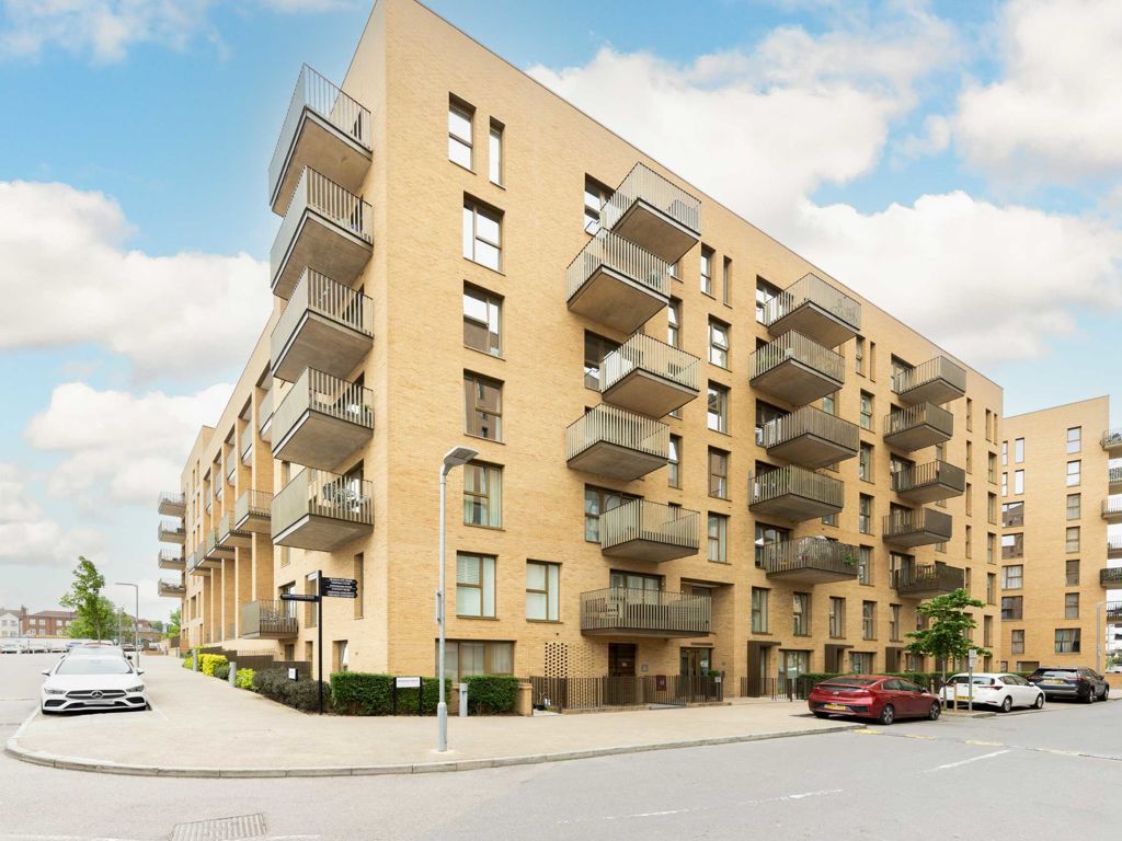 1 bed flat for sale in Moorhen Drive, London NW9, £400,000