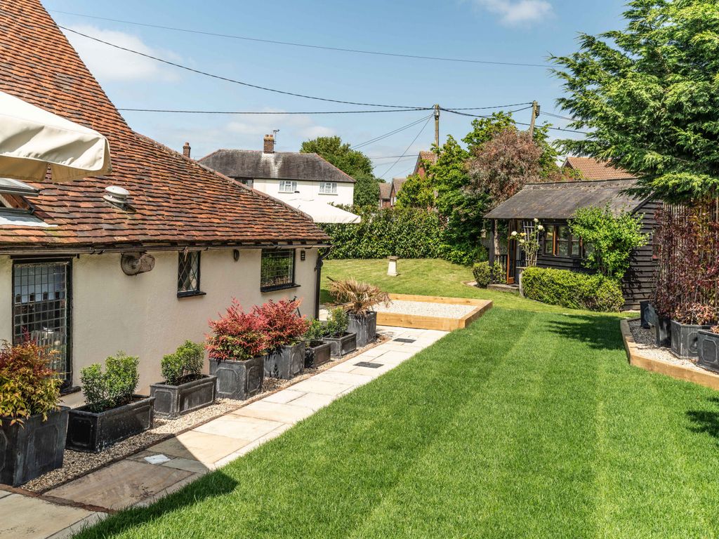 3 bed cottage for sale in Bannister Green, Felsted CM6, £595,000