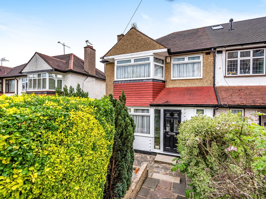3 bed semi-detached house for sale in Cardrew Avenue, London N12, £700,000