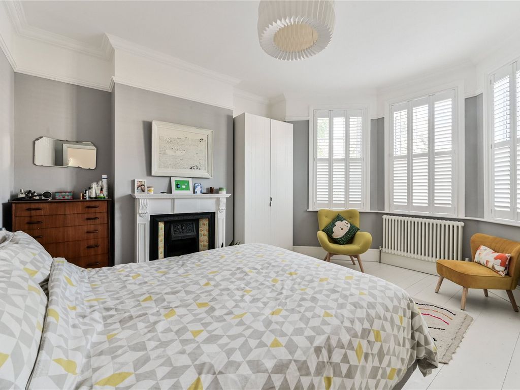 3 bed flat for sale in Palmerston Road, London N22, £565,000