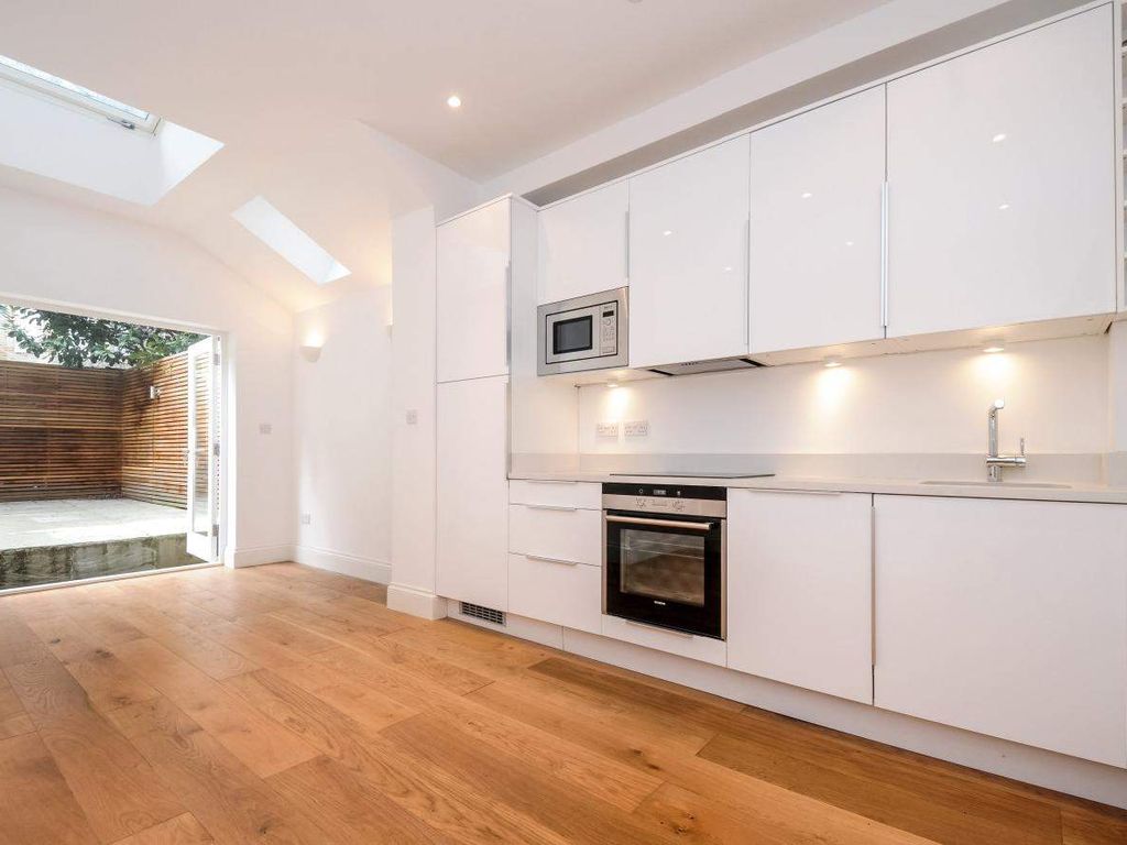 1 bed flat for sale in Bolingbroke Road, London W14, £500,000