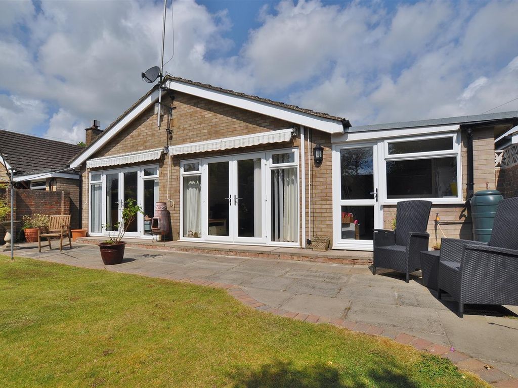 3 bed detached bungalow for sale in Salusbury Lane, Offley, Hitchin SG5, £550,000