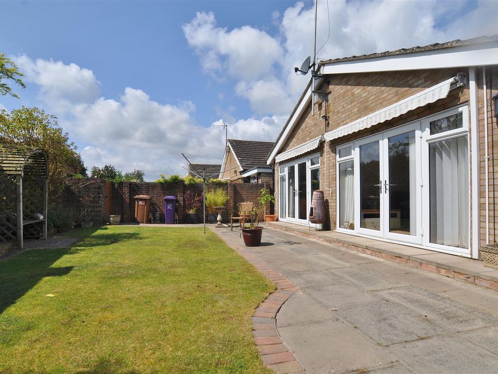 3 bed detached bungalow for sale in Salusbury Lane, Offley, Hitchin SG5, £550,000