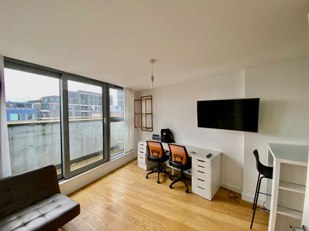 1 bed flat for sale in Caroline Street, London E1, £290,000