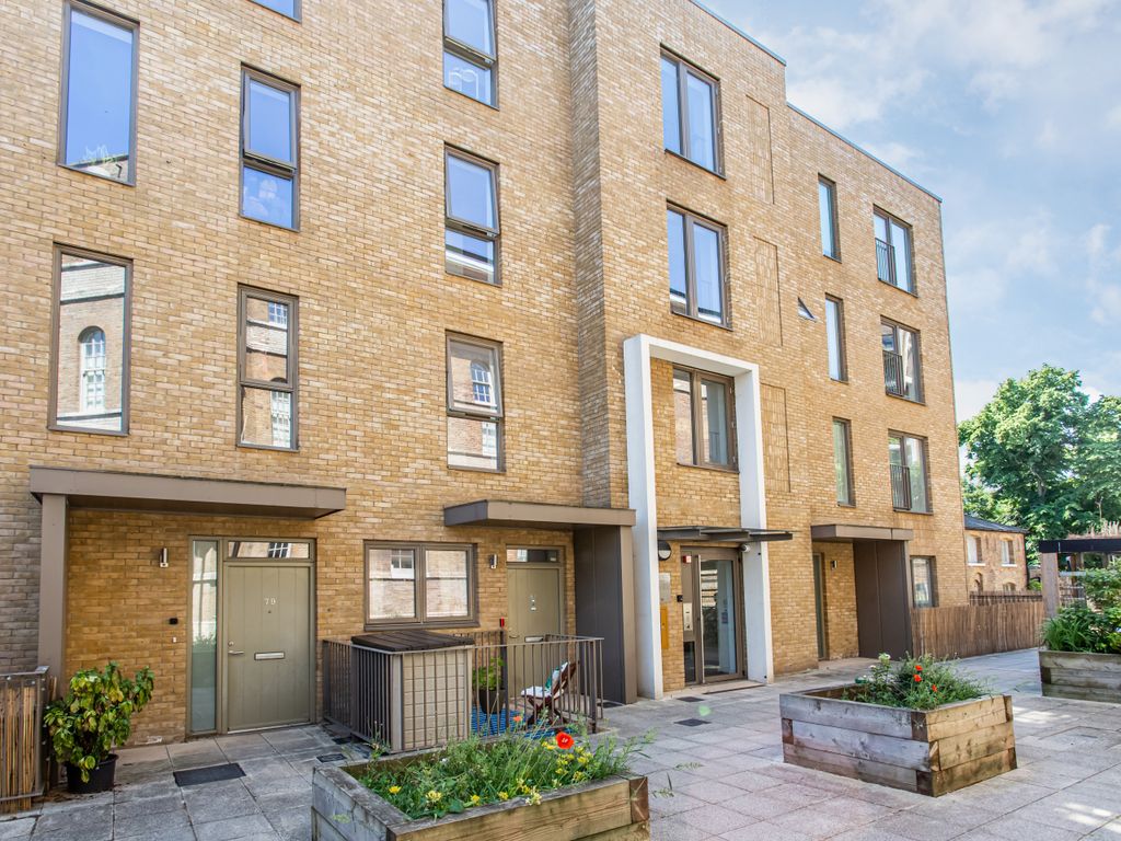 1 bed flat for sale in Richard Tress Way, London E3, £425,000