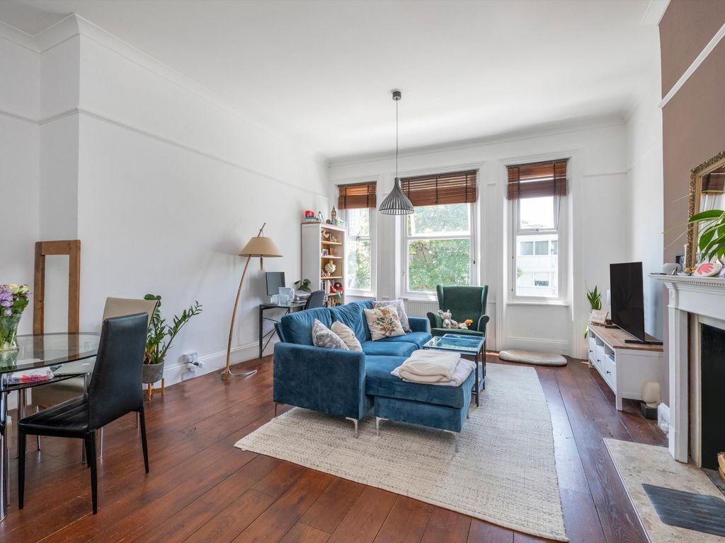 2 bed flat for sale in Belsize Park Gardens, London NW3, £775,000