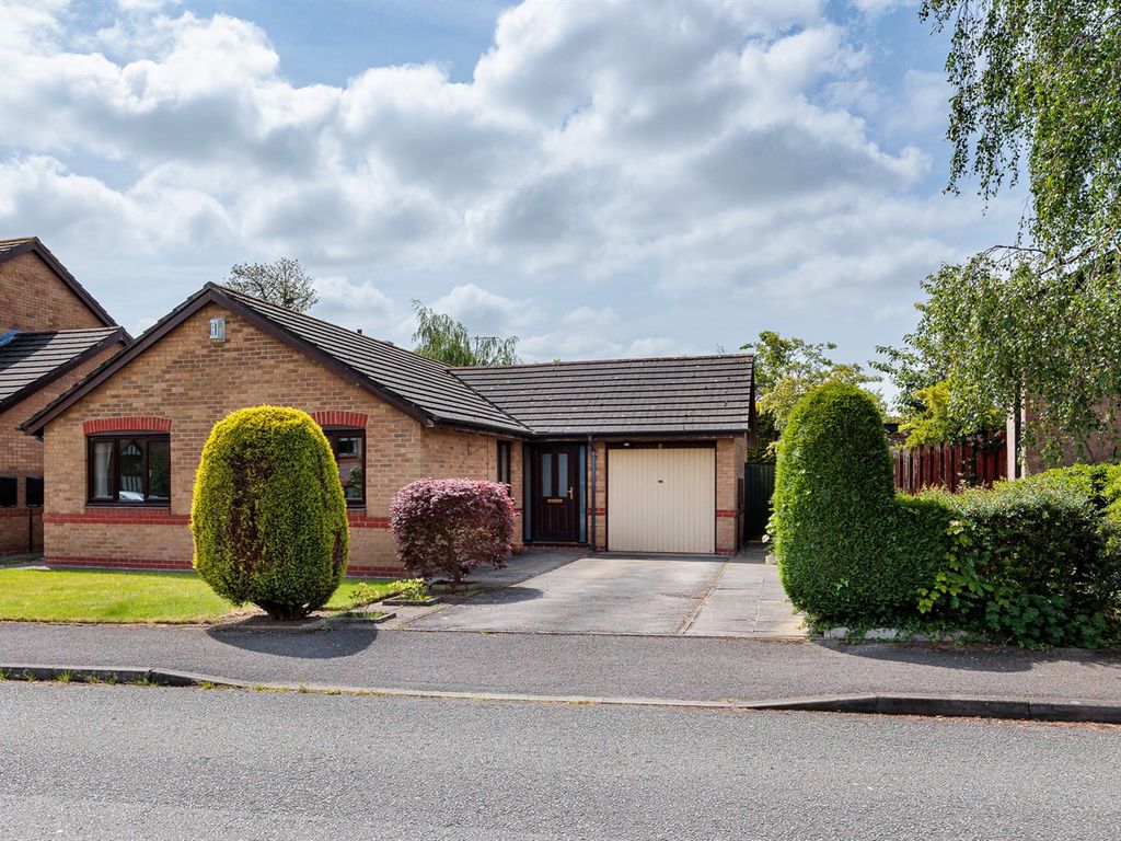 3 bed detached bungalow for sale in Mere Bank, Davenham, Northwich CW9, £375,000