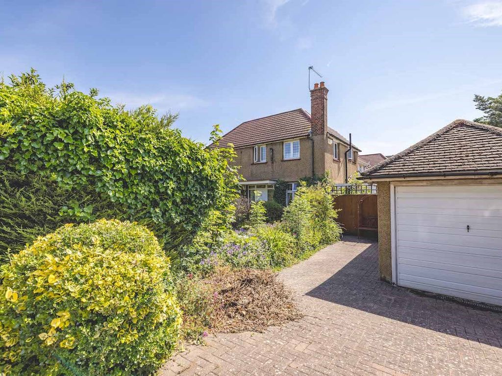 3 bed detached house for sale in Langley Road, Langley SL3, £700,000