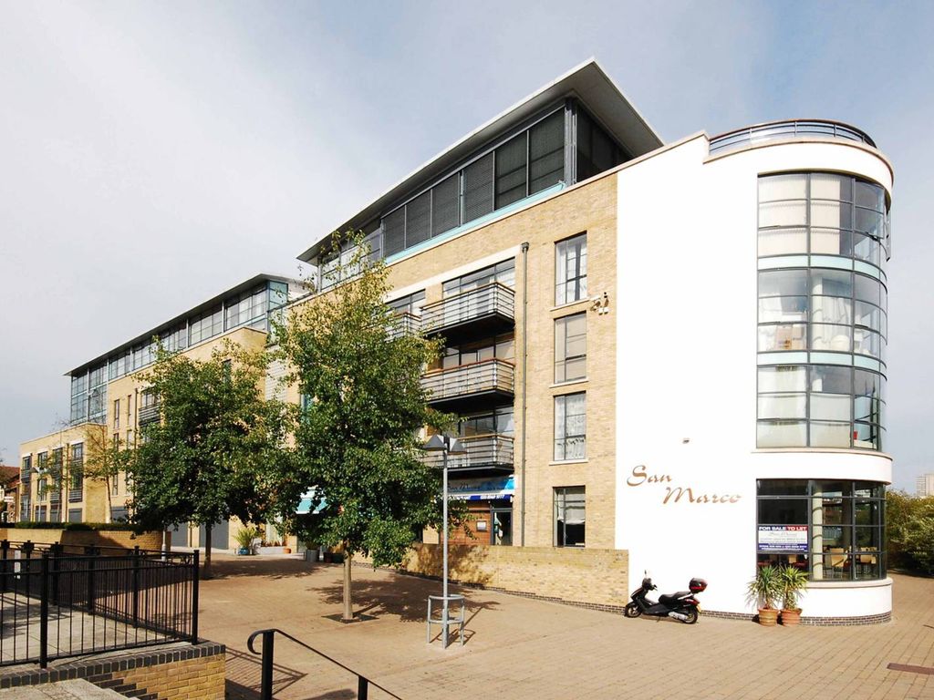 2 bed flat to rent in Ferry Quays, Brentford TW8, £3,400 pcm