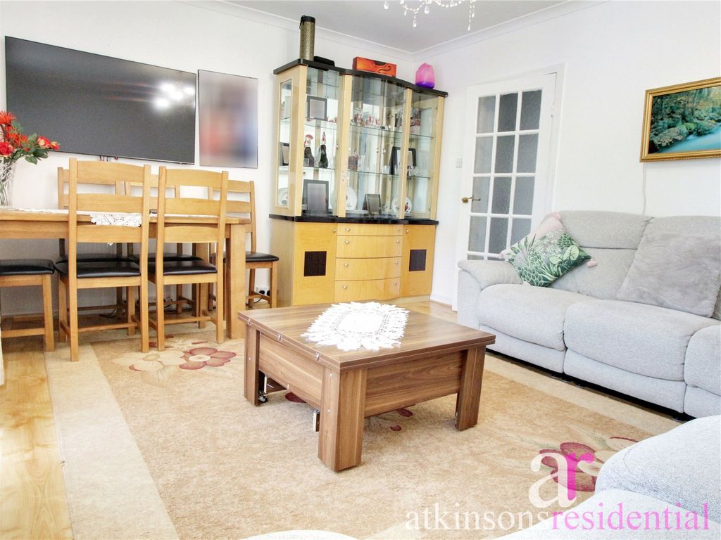 2 bed flat for sale in Baker Street, Enfield, Middlesex EN1, £315,000