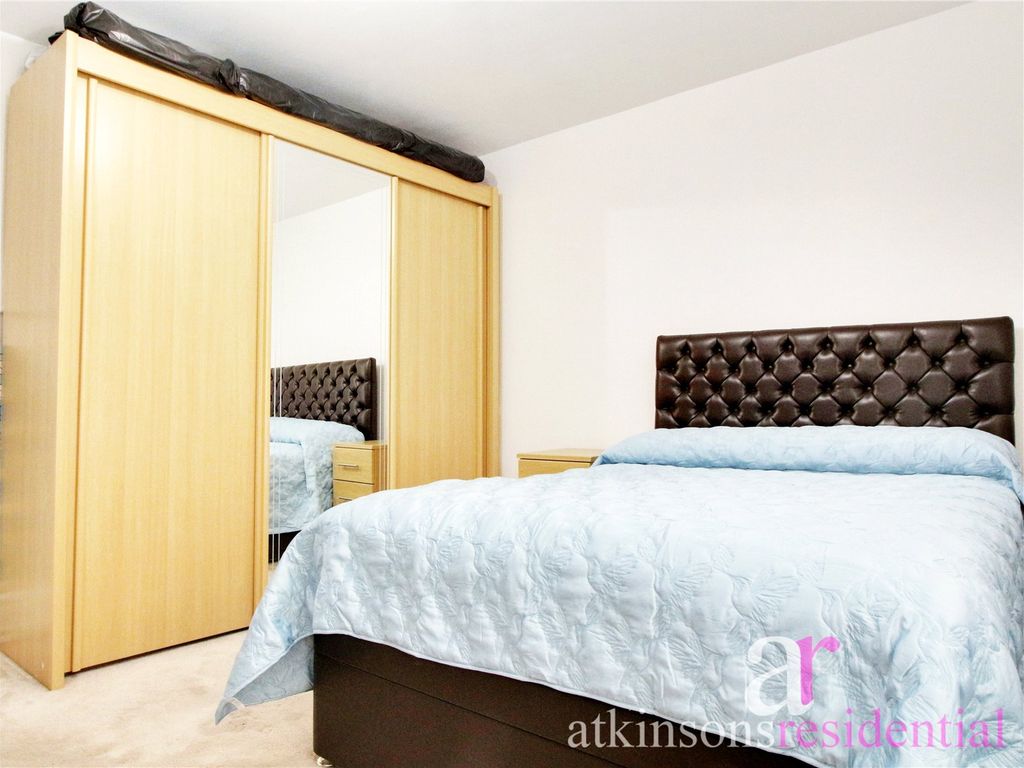2 bed flat for sale in Baker Street, Enfield, Middlesex EN1, £315,000
