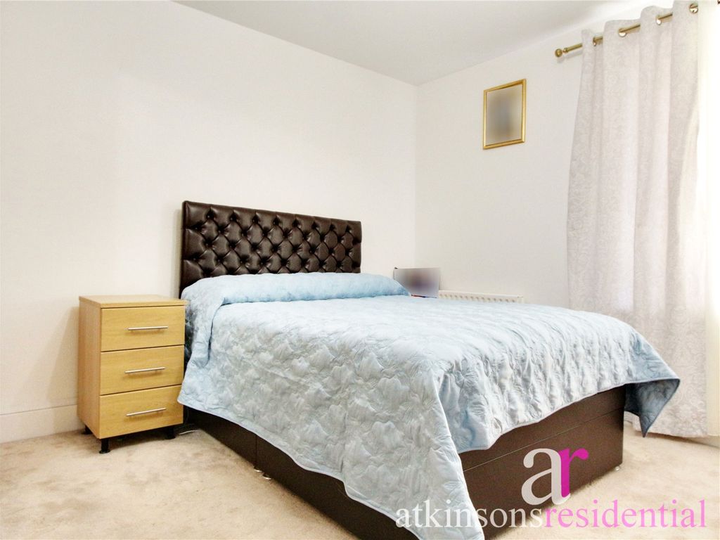 2 bed flat for sale in Baker Street, Enfield, Middlesex EN1, £315,000