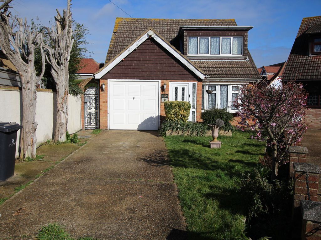 3 bed bungalow for sale in Roding Way, Rainham RM13, £575,000