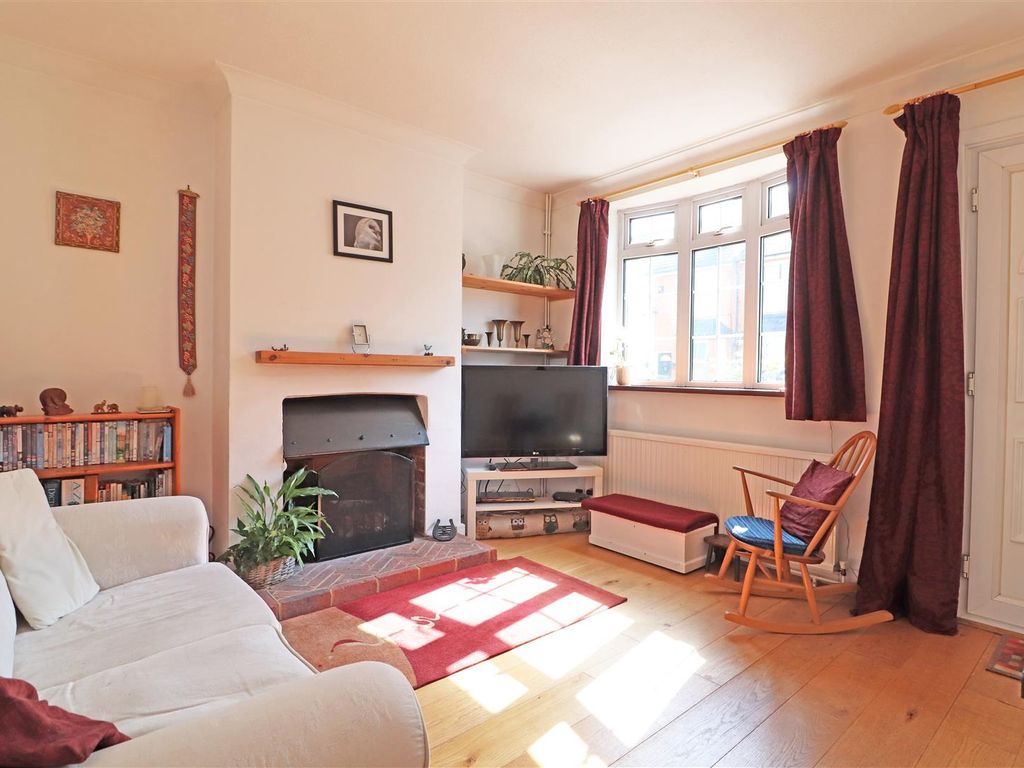 3 bed end terrace house for sale in Victoria Road, Redhill RH1, £400,000