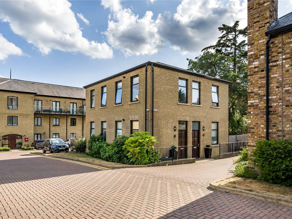 2 bed maisonette for sale in Huguenot Drive, Palmers Green, London N13, £425,000