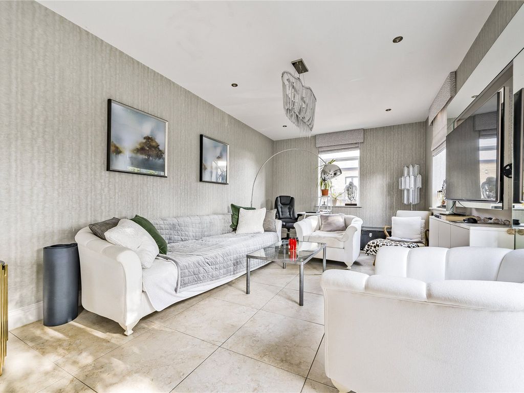 2 bed maisonette for sale in Huguenot Drive, Palmers Green, London N13, £425,000