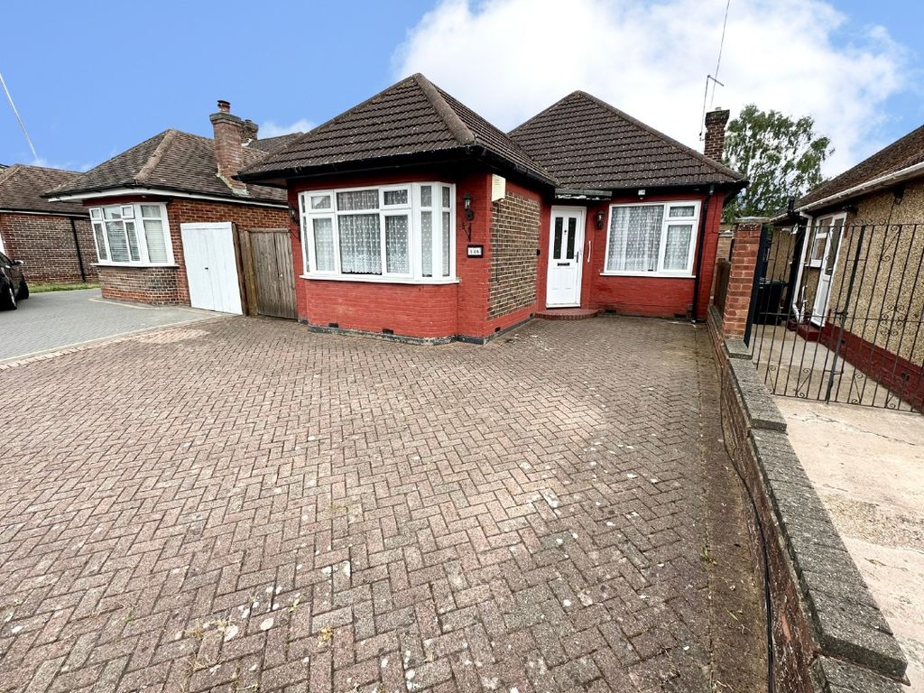 3 bed detached bungalow for sale in Turners Road North, Luton LU2, £400,000