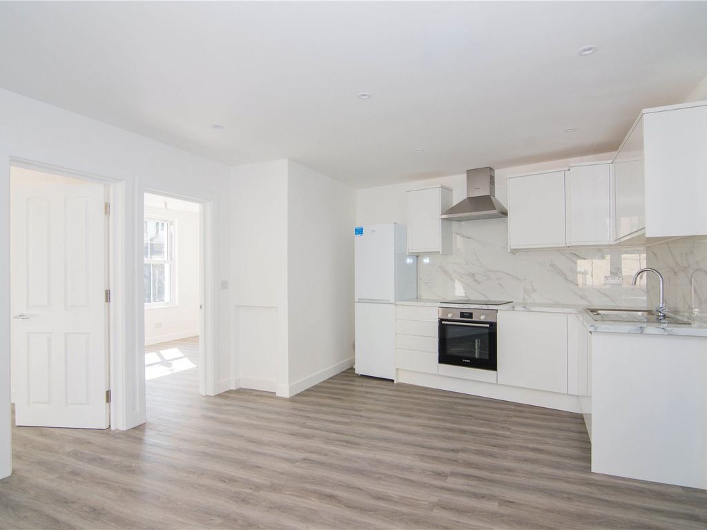 3 bed flat for sale in Holly Road, Twickenham TW1, £435,000