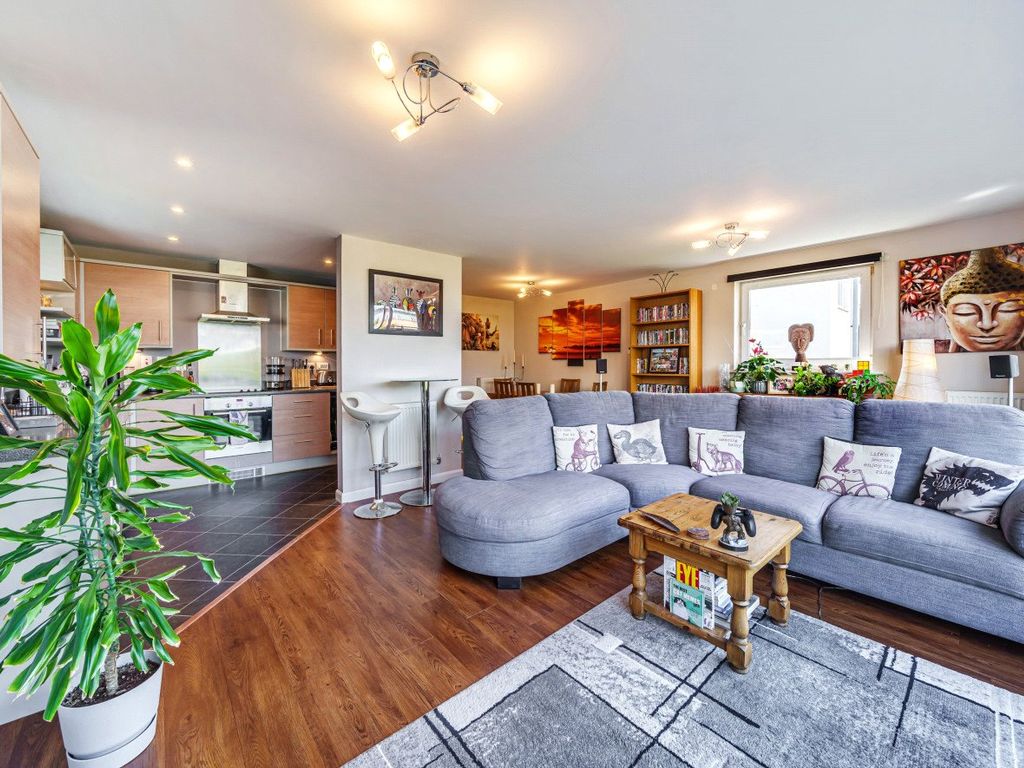 2 bed flat for sale in Watford, Hertfordshire WD18, £395,000