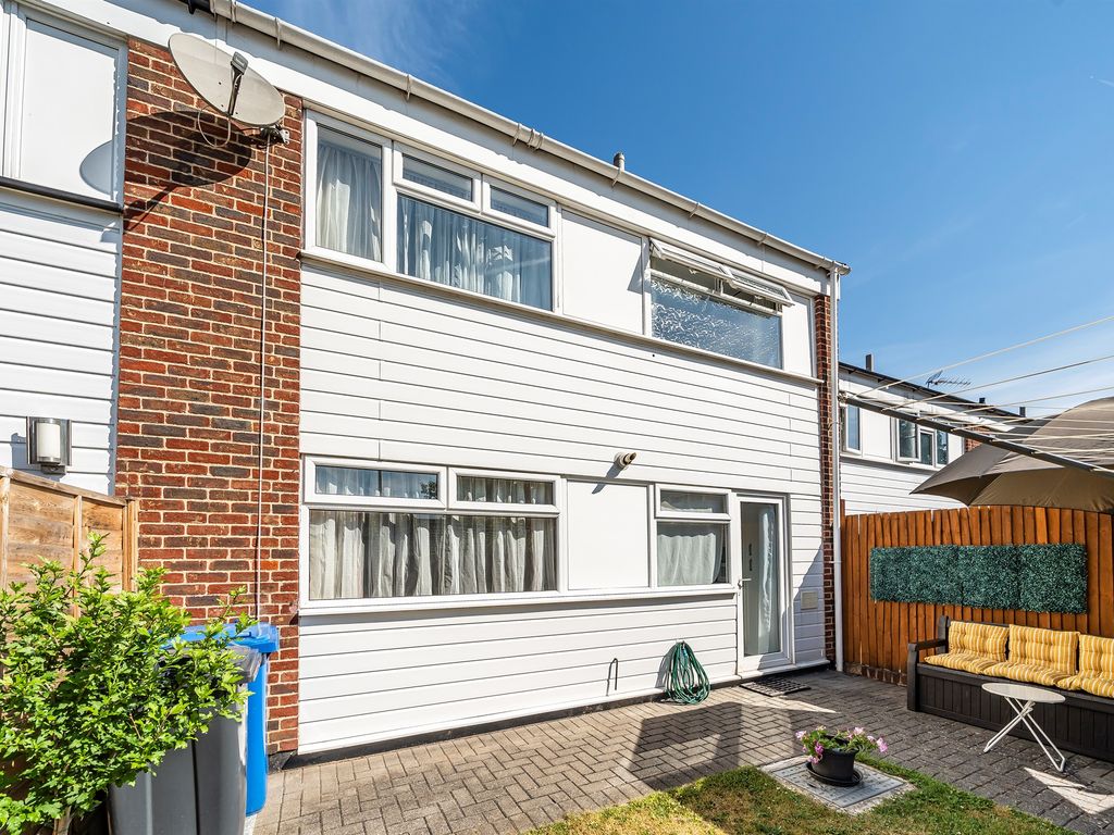 3 bed terraced house for sale in Greenfields, Maidenhead SL6, £380,000