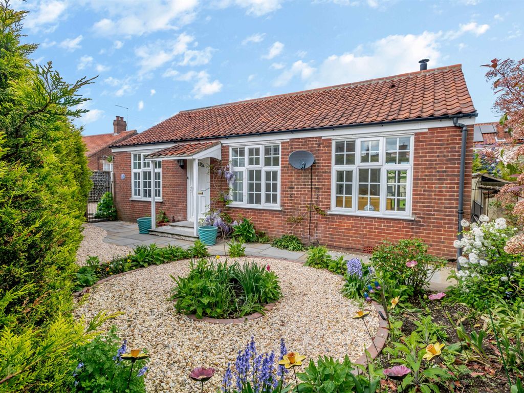 4 bed detached bungalow for sale in Peacock Lane, Holt NR25, £595,000