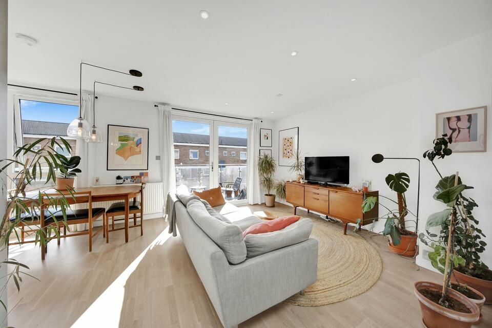2 bed flat for sale in Bow Common Lane, London E3, £475,000