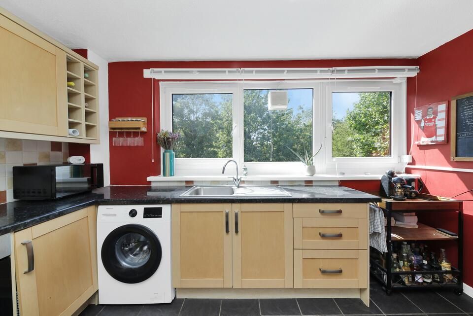 1 bed flat for sale in Chesterton Close, London SW18, £350,000