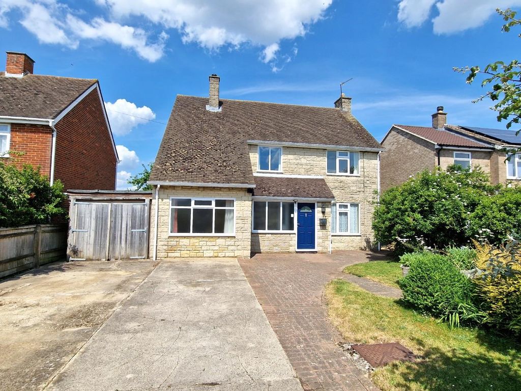 4 bed detached house for sale in Kingsclere Road, Bicester OX26, £499,995