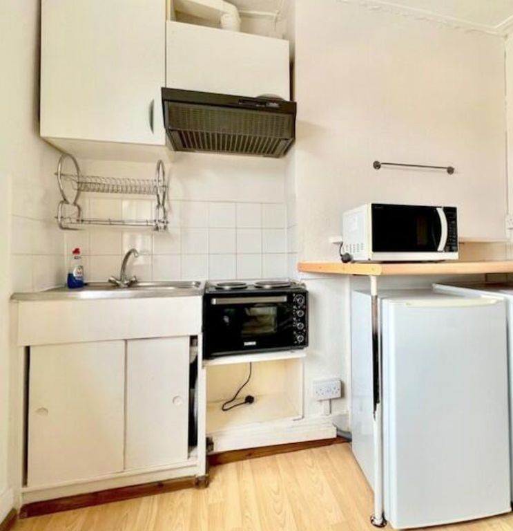 Mews house to rent in Kingsland High Street, London E8, £1,278 pcm