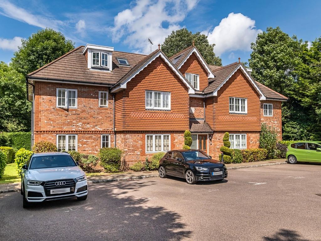 2 bed flat for sale in Highdown Close, Banstead SM7, £365,000