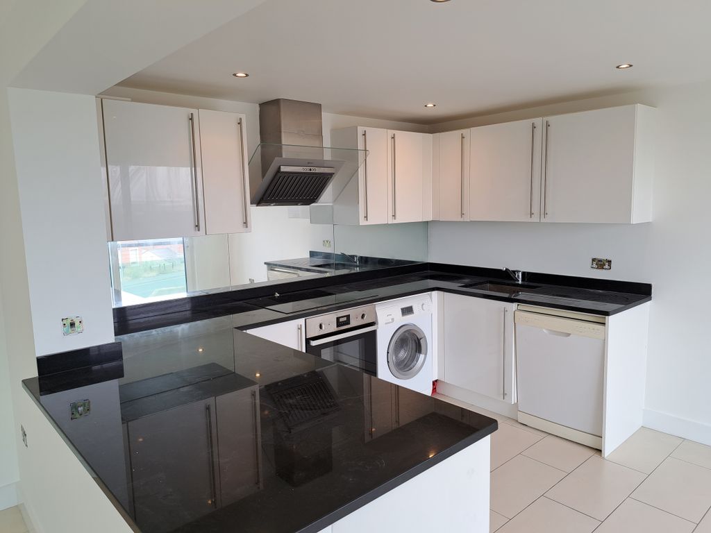 2 bed flat to rent in Ayton Drive, Portland DT5, £925 pcm