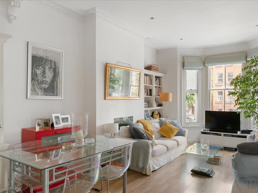 2 bed flat for sale in Fulham Road, Fulham, London SW6, £580,000