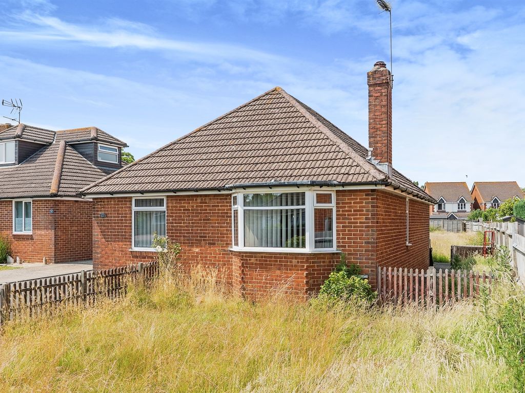 2 bed detached bungalow for sale in Hamtun Gardens, Totton, Southampton SO40, £365,000