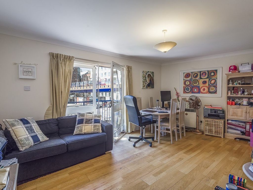 1 bed flat for sale in East Ferry Road, London E14, £395,000