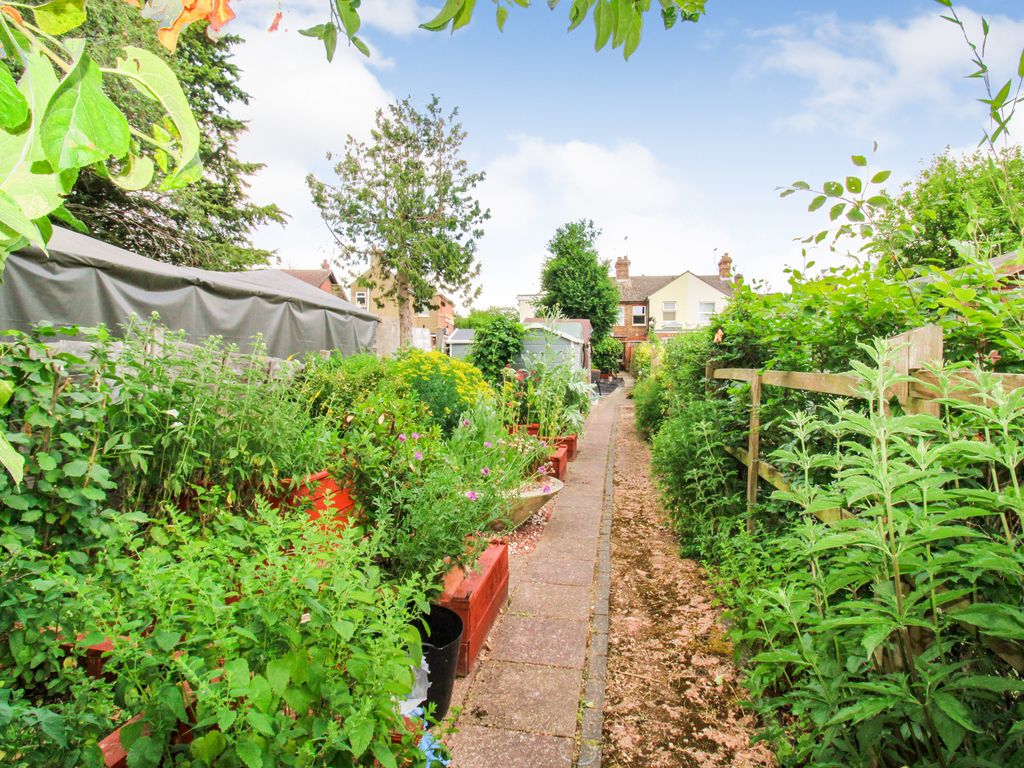 2 bed terraced house for sale in Oxenden Road, Farnham GU10, £360,000