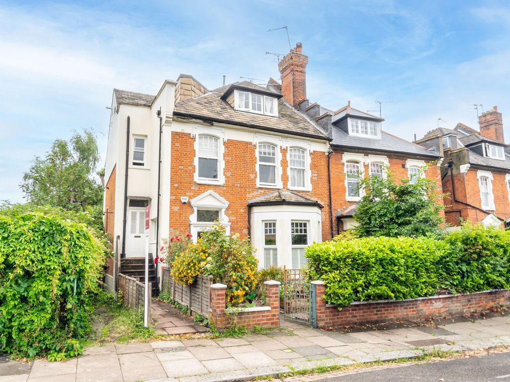 2 bed flat for sale in Clifton Road, London N8, £650,000