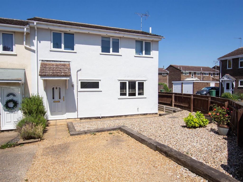 3 bed end terrace house for sale in Greenways, Saffron Walden CB11, £350,000