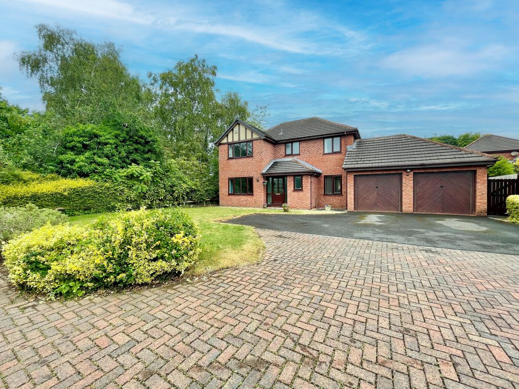 4 bed detached house for sale in Manor Court, Preston PR2, £400,000