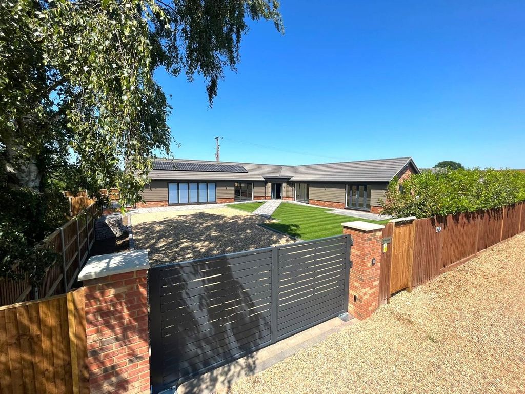 3 bed detached bungalow for sale in Little Heath, Gamlingay, Sandy SG19, £900,000