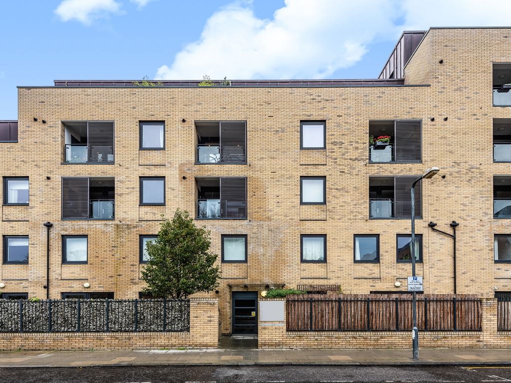 1 bed flat for sale in Commerell Street, London SE10, £365,000