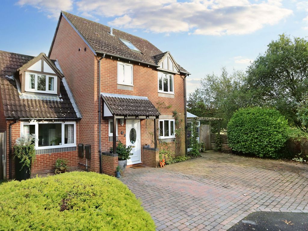 5 bed detached house for sale in Chase Farm Close, Waltham Chase SO32, £475,000